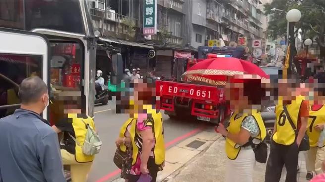 三重棋牌社被警方查獲暗藏賭場，現場共25人遭逮捕。（三重警分局提供）