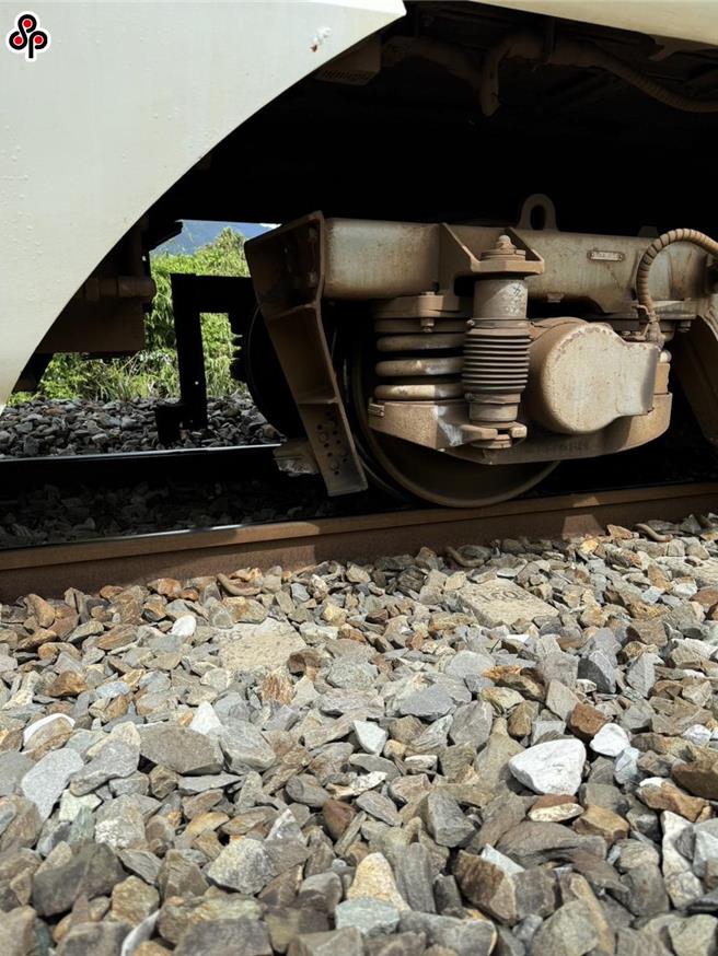 台鐵402次自強號17日於東里=東竹間疑似撞上石頭，造成列車受損，原地停留9分鐘後繼續行駛。（台鐵提供）