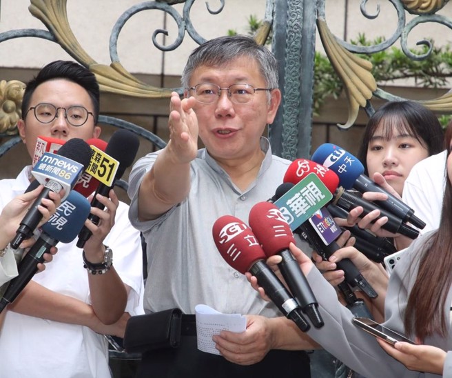 民眾党主席柯文哲（中）18日外出时，回应媒体提问。（刘宗龙摄）