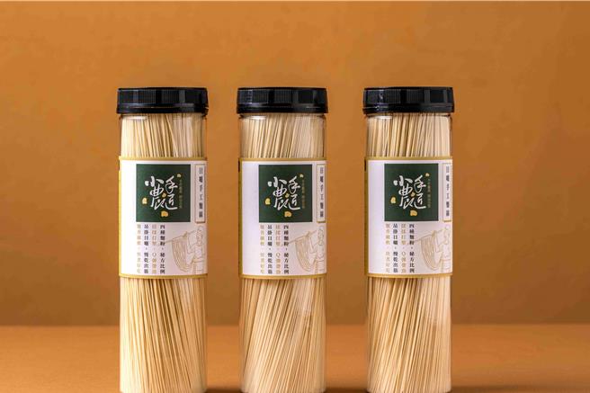 天光杂货店中元感恩推荐商品，由小农手匠生产之手工日晒麵线。（天光杂货店提供）