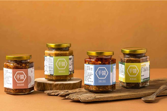 天光杂货店中元感恩推荐商品，三和青创生产之客家油葱酥、福菜等腌渍食品。（天光杂货店提供）