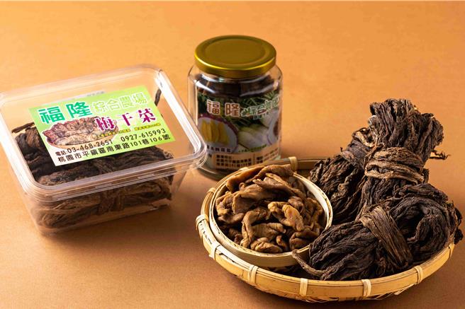 天光杂货店中元感恩推荐商品，紫城农场出产之客家福菜、酸菜。（天光杂货店提供）
