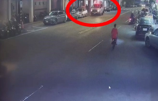 新北市土城中央路一名年約40歲男子與人發生口角鬥毆，身上有兩處大面積撕裂傷，由救護車送往醫院搶救。（翻攝畫面）