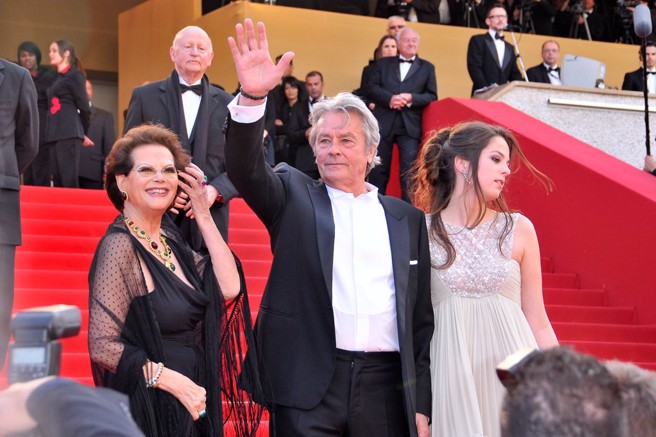 2010年亚兰德伦（中）携老婆女儿参加第63届坎城影展。（图／中时资料照）