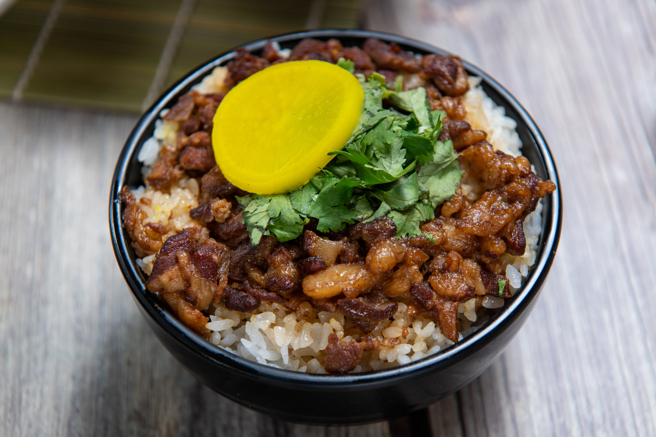 台湾国民小吃滷肉饭也征服不少外国游客。（示意图：shutterstock/达志）