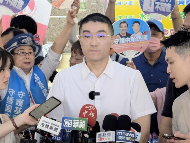 基隆市長謝國樑(中)18日受訪時指出，他將在基隆擋下大罷免潮，避免明年蔓延到全國。（張志康攝）