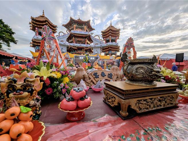 鷄笼中元祭18日晚间在中正公园的主普坛前举行公普，今年轮值主普的张廖简宗亲会准备了三连桌及丰富的看桌以飨各方的老大公。（张志康摄）