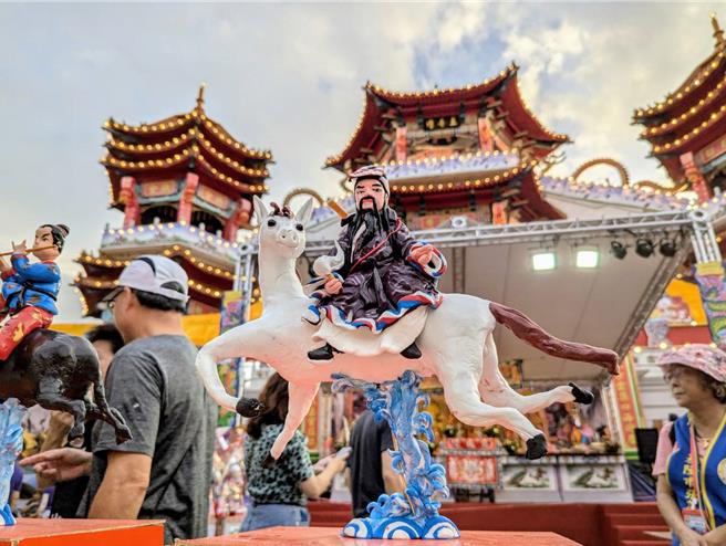 鷄笼中元祭18日晚间在中正公园的主普坛前举行公普，今年轮值主普的张廖简宗亲会准备了三连桌及丰富的看桌以飨各方的老大公。（张志康摄）