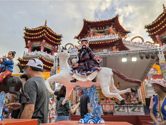 鷄笼中元祭18日晚间在中正公园的主普坛前举行公普，今年轮值主普的张廖简宗亲会准备了三连桌及丰富的看桌以飨各方的老大公。（张志康摄）