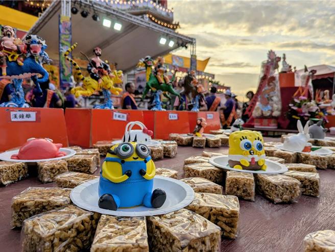 鷄笼中元祭18日晚间在中正公园的主普坛前举行公普，今年轮值主普的张廖简宗亲会准备了三连桌及丰富的看桌以飨各方的老大公。（张志康摄）