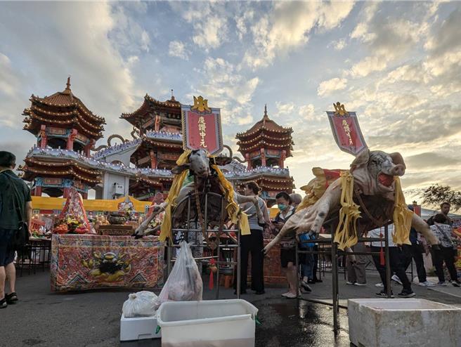 鷄笼中元祭18日晚间在中正公园的主普坛前举行公普，今年轮值主普的张廖简宗亲会准备了三连桌及丰富的看桌以飨各方的老大公。（张志康摄）
