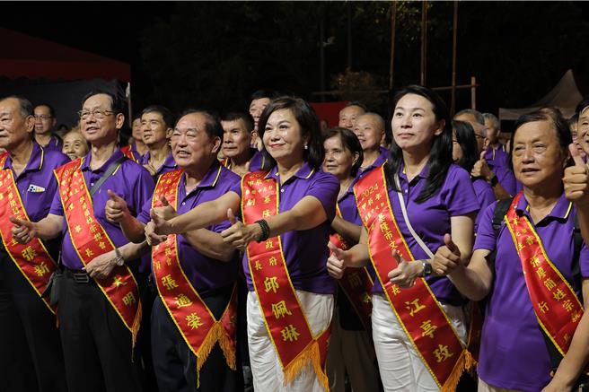 鷄笼中元祭由张廖简宗亲会理事长张通荣（左3）与副市长邱佩琳（右3）、文观局长江亭玫（右2）等人主祭，欢迎各方好兄弟、老大公接受民眾的招待。（基隆市政府提供／张志康基隆传真）
