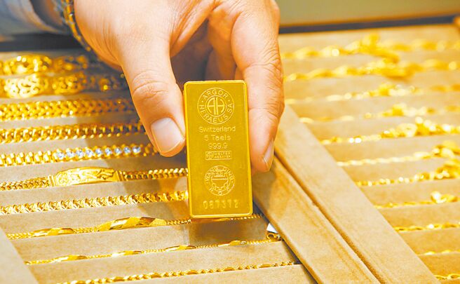 國際地緣政治持續緊張，促使多國央行購進黃金分散資產配置風險，國際金價16日衝破2,500美元再創新高。圖／美聯社