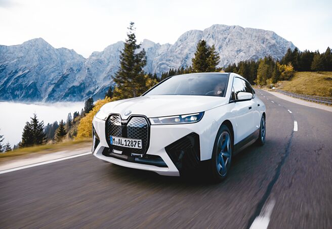 全新BMW iX豪华纯电旗舰休旅为电动车坛树立全新标竿，荣登2023年台湾最受欢迎的豪华电动车款。图／业者提供