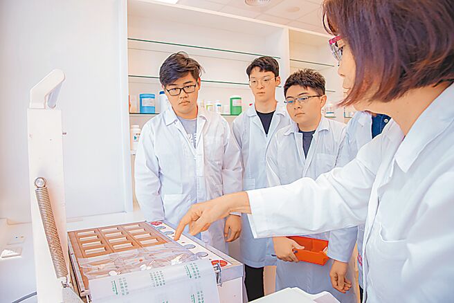 全台每万人有13名药师服务，但逾半数在诊所与药局执业，分配严重不均，医院长期闹药师荒。图为药学系学生认真学习情形。（嘉南药理大学提供／曹婷婷台南传真）