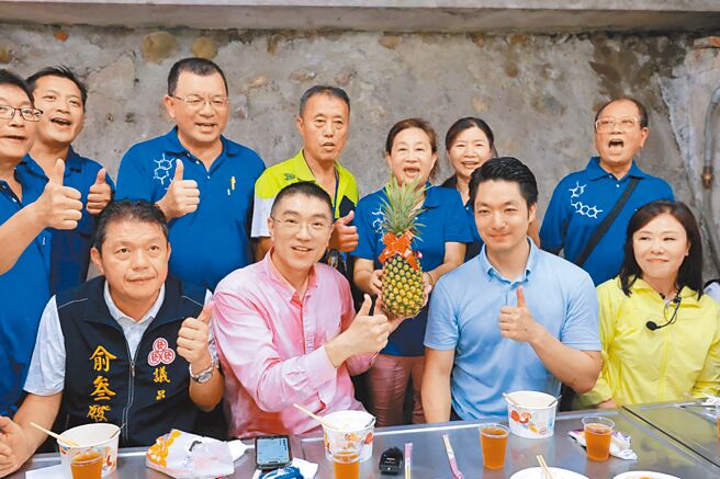 罢梁案将在10月13日举行投票，台北市长蒋万安（右二）、立委李彦秀（右一）昨日至安乐市场与基隆市长谢国梁（左二）合体。（国民党基隆市党部提供／徐佑升基隆传真）