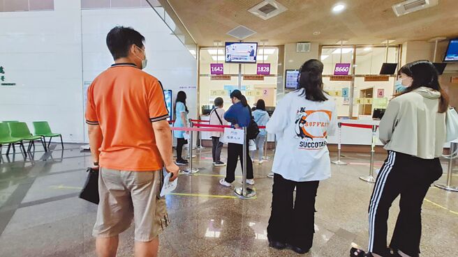 全台醫院鬧藥師荒。圖為台南市立安南醫院排隊等領藥的民眾。（程炳璋攝）
