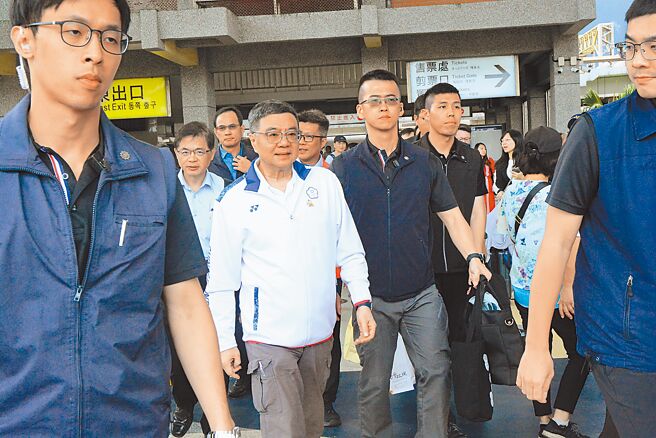 行政院長卓榮泰（中）18日搭火車到達花蓮車站，受邀參加光復鄉阿美族豐年祭。他說，列車一路舒適平穩，要大家多來花蓮。（王志偉攝）