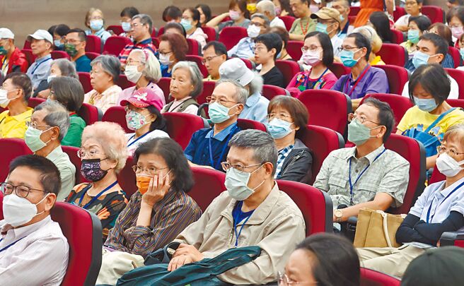 到场民眾聚精会神聆听名医讲解。（姚志平摄）