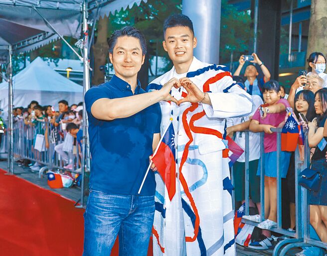 巴黎奧運羽球項目男雙金牌選手王齊麟（右）16日出席北市「巴黎奧運英雄時尚派對」活動，台北市長蔣萬安（左）宣布要將李洋、王齊麟母校、台北市中山國中所在的復興北路361巷，增設別名「麟洋路」。（本報資料照片）