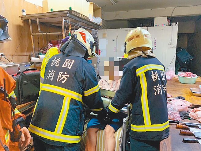 桃园市龟山区一处猪肉摊女员工左手不慎被绞肉机卷进，消防人员将人连同绞肉机送医，与医师讨论及评估后，以破坏器材协助脱困。（翻摄照片／赖佑维桃园传真）