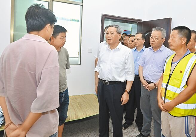 大陸國務院總理李強指出，要優化政府、企業常態化溝通交流機制，聽得見、聽得進企業呼聲，真正為企業解決實際困難。圖為8月1日，李強在湖南視察。（新華社）