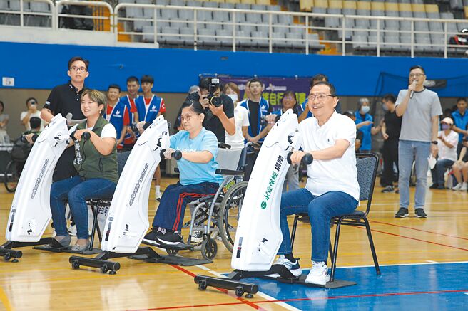 新北市长侯友宜（前右一）出席身心障碍运动嘉年华，亲自下场体验AR手摇车，与民眾同乐。（新北市体育局提供／王扬杰新北传真）
