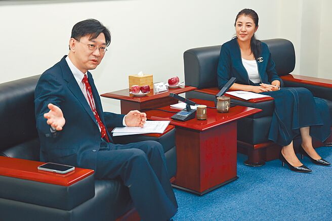 南投縣尚未提送國土功能分區圖，內政部次長董建宏（左）16日率團隊前往拜會南投縣長許淑華（右），許希望中央說明資源配套和土管審查標準等，董則同意國土署納入研議並盡速回復說明。（南投縣府提供／潘虹恩南投傳真）