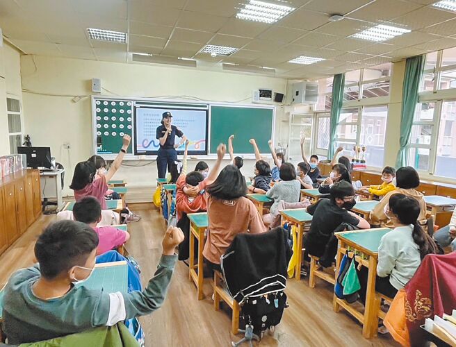 中市警局妇幼队17日表示，中市2023年儿少保护事件通报2030件，其中，施虐者身分为父母占57％居首，受虐儿少年龄以未满12岁儿童占62％，为最多。图为警方走访校园宣导儿少保护知识。（警方提供／陈淑芬台中传真）