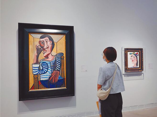 近日有網友在臉書上發文，稱自己帶孩童到高雄市立美術館參觀百年特展《瞬間》時，孩子拿出平板想要臨摹巨作，卻被館方人員制止，遭到網友抨擊。對此，高美館致歉表示，在不影響動線的情況下，已開放民眾速寫。（本報資料照片）