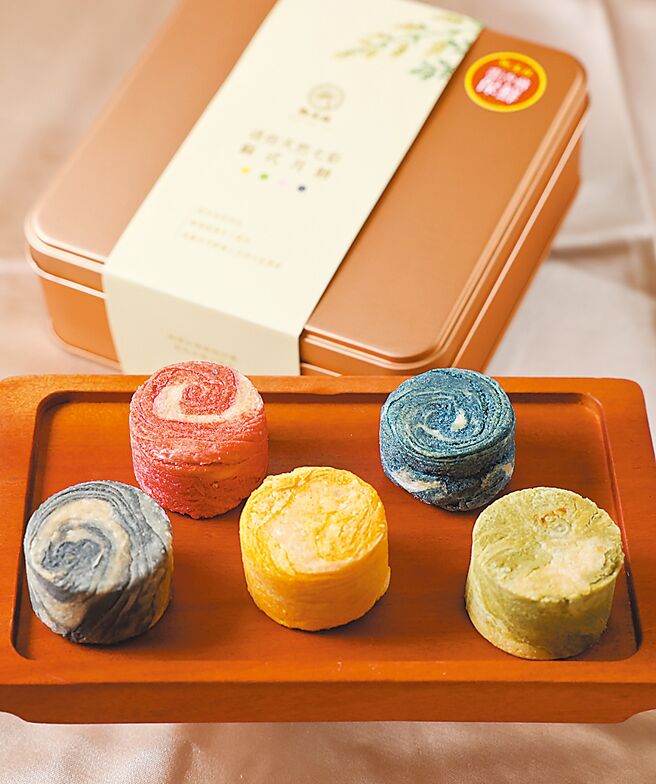迷你天然七彩蘇式月餅有5種口味。（陳俊吉攝）