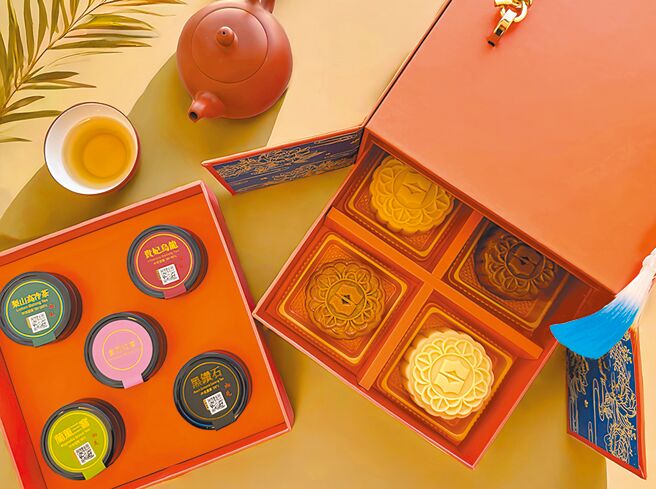 「薈萃豪華」月餅禮盒內含金牌製茶師精選茶業5罐。（台南遠東香格里拉提供）