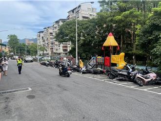 新北婦人駕車暴衝 狂刷一整排！波及27輛車