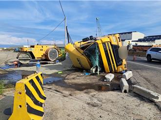 台中港聯結車撞路緣翻覆 駕駛送醫幸無生命危險