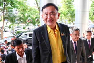 冒犯君主案开审 泰前总理戴克辛「穿黄衫」出庭应讯