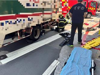 妇人穿越马路见小绿人转红 小跑步跌倒遭货车辗压惨死