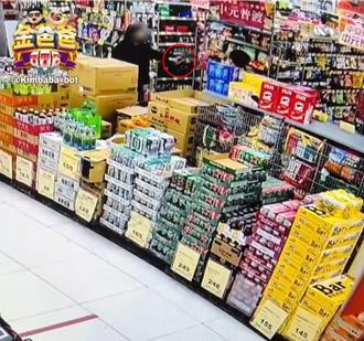 不爽边走边吃被劝离 莽男喷辣椒水伤人！警：最高可罚1.8万