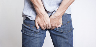 女友恶搞手法「千年杀」闹大了！ 戳破男友痔疮瞬间变脸