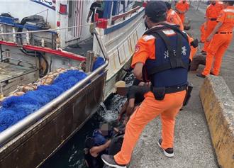南方澳漁港修船意外踩空落海  海巡立即拋救生圈救援