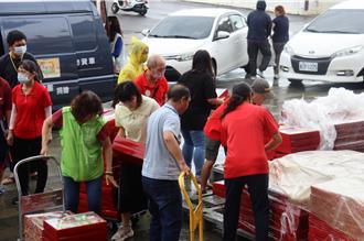 正統鹿耳門聖母廟捐2千組普渡供品助弱勢 出動百人搬運