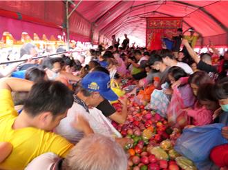 影》人比鬼可怕！中元普渡4000kg水果 不到10分鐘搶光