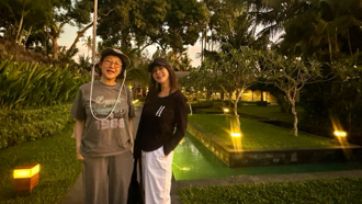 藍心湄不讓陳美鳳獨美！ 沙灘露美背「交叉側開」網羞喊：沒臉活