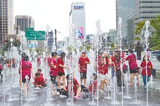 手指小孩與袋鼠青年