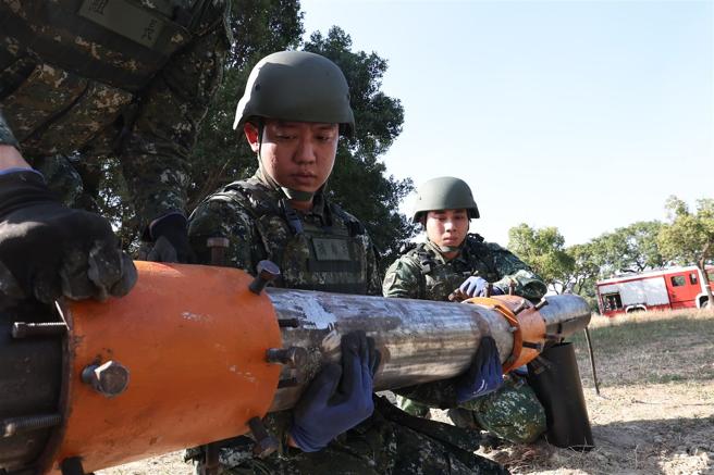 官兵执行銲管连结器安装作业，密合新旧管线。
（记者黄迪明摄）