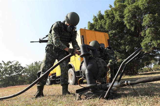 官兵执行渗漏油料回收作业时，须进行完整评估，并迅速执行破损点焊补、换管作业，俾利后续油料输送，支援作战任务遂行。
（记者黄迪明摄）
