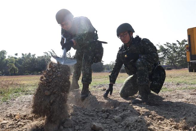 抢修人员抵达现场后，油料回收组进行污土清除，避免影响作业危安。（记者黄迪明摄）