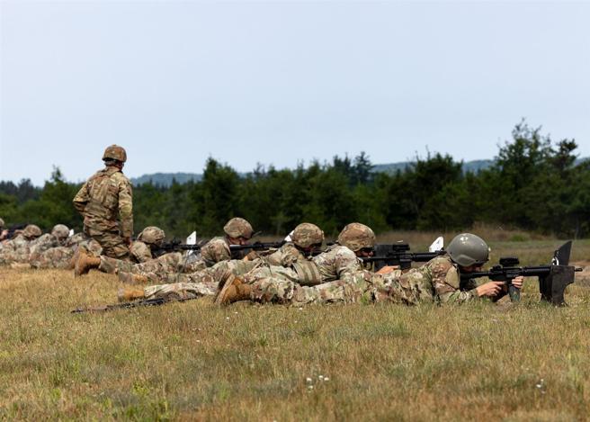 美陆军国民兵操作步枪实弹射击课目，强化基本战技。（取自DVIDS网站）