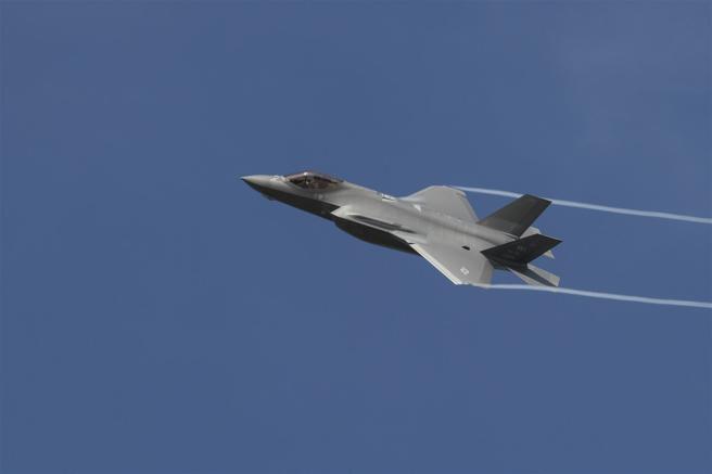 威斯康辛州空军国民兵出动F-35A战机，与地面部队搭配执行空地协同演训。（取自DVIDS网站）