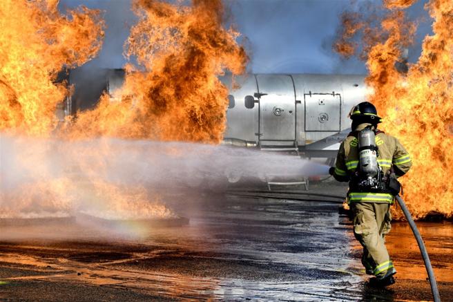 密西根州消防单位，举行机场事故与消防灭火训练，强化军民合作能量。
（取自DVIDS网站）