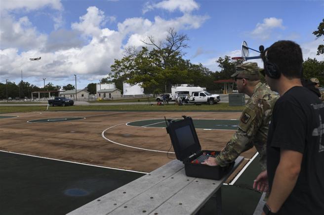 密西根州陆军国民兵官兵进行无人机操作训练。（取自DVIDS网站）